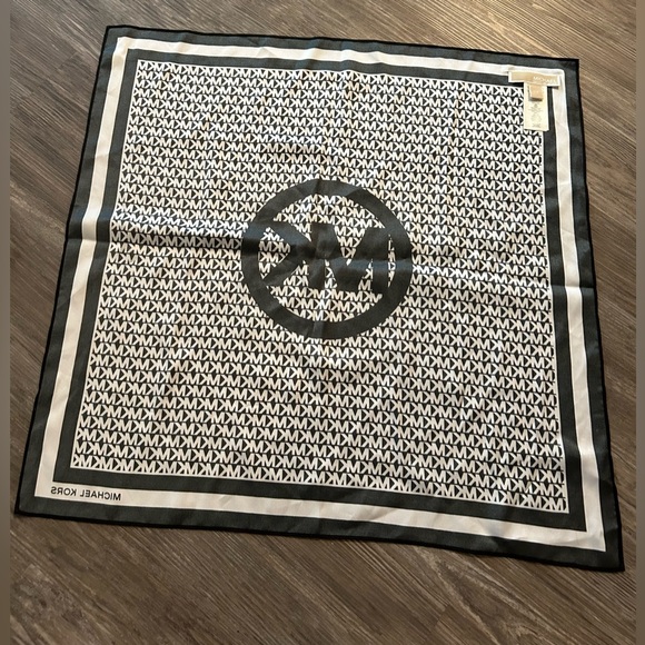 Michael Kors Scarf - Picture 3 of 5